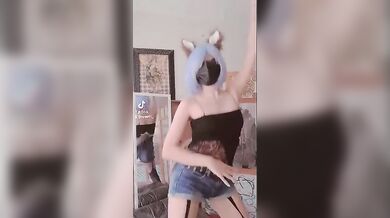 La Pequeña Rem con plug anal bailando unos tiktoks trends viral