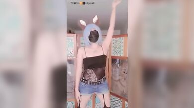 La Pequeña Rem con plug anal bailando unos tiktoks trends viral
