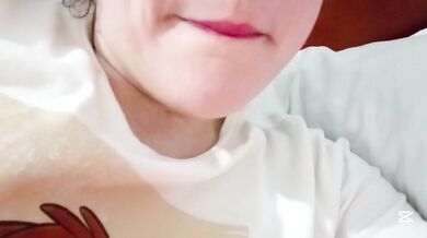 Petite caliente tocandose frente al espejo