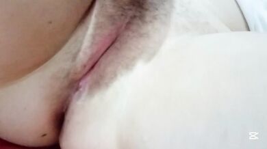 Petite caliente tocandose frente al espejo