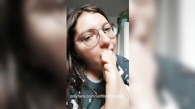 Perverses Mädchen riecht, leckt und spuckt auf ihre Füße