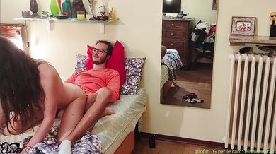 Ragazzo impacciato viene scopato da una strepitosa donna delle pulizie che lo fa sborrare dentro!