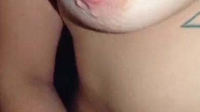 Me mojo toda con un rico squirt sobre mi hermanastro