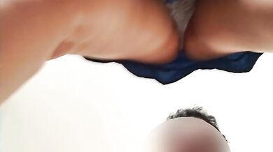 DEBAJO DE LA FALDA DE LA MAMA DE MI NOVIA EL CALZON DE MI SUEGRA