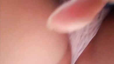 DEBAJO DE LA FALDA DE LA MAMA DE MI NOVIA EL CALZON DE MI SUEGRA