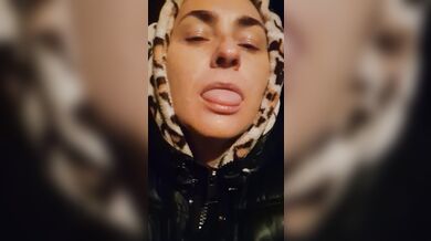 Похотливая киса хочет поиграть с чем-то сегодня ночью