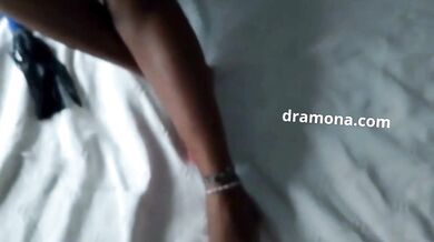 Dominatrice Ramona se prépare à détruire le cul de son homme soumis