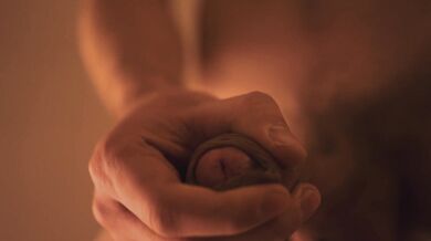 Svensk kille runkar och kommer