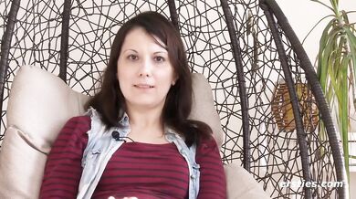 Ersties - Ina aus Wien massiert ihre rasierte Pussy