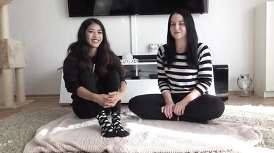 Emma & Kim rubbeln sich um die Wette zum Orgasmus