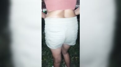 Cumpliendo apuesta afuera de la fiesta