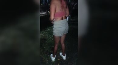 Cumpliendo apuesta afuera de la fiesta