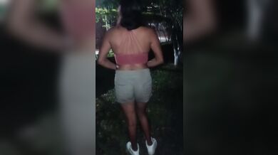 Cumpliendo apuesta afuera de la fiesta