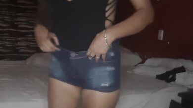 Madrastra caliente jovencita se desnuda para mí! Se toca sus partes íntimas