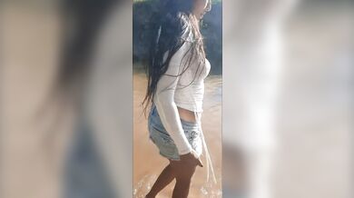 Mi prima me enseña su rica tanguita en el río.