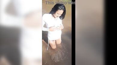 Mi prima me enseña su rica tanguita en el río.