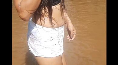 Mi cuñada me entrega su culo en el rio