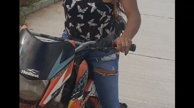 Mi cuñada colegiala le gusta que la folle duro en la casa abandonad