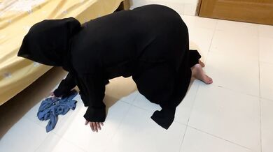 Hot Stepmom Stuck Under Bed When She clean my room, just then i start masturbat by saw her big ass