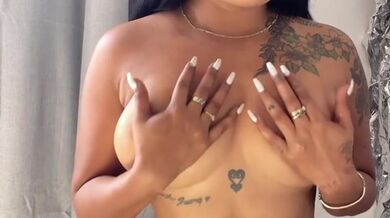 Estoy sola y me pongo caliente tocandome las tetas