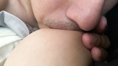 Chupandole las Tetas a mi compañera después de clases?