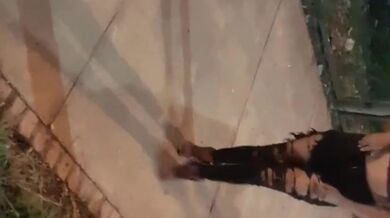 Después de la fiesta chica B. En la calle.