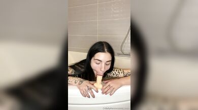 huge lips just captured this dildo! what will happen next?
