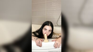 huge lips just captured this dildo! what will happen next?