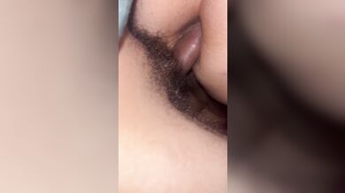 se descarga en mi culito para que me escurra