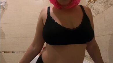 Pink hair MILF shaves her pussy in the bathroom