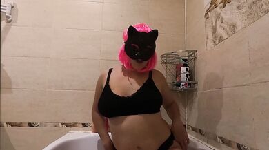 Pink hair MILF shaves her pussy in the bathroom