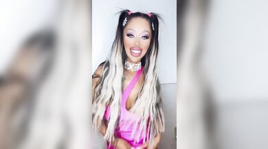 Hot babe Lara Frost is naughty