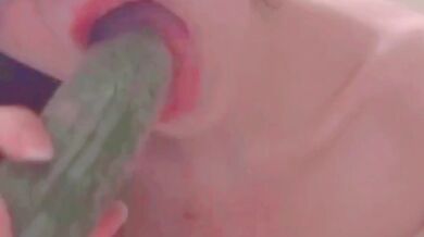 АСМР Шлюшка сосет два члена одновременно с грязными разговорами