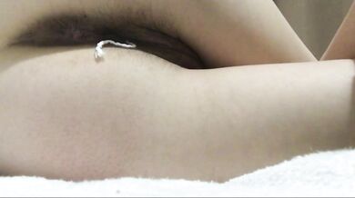 Дрочу без рук с тампоном внутри во время месячных, сильный оргазм крупным планом