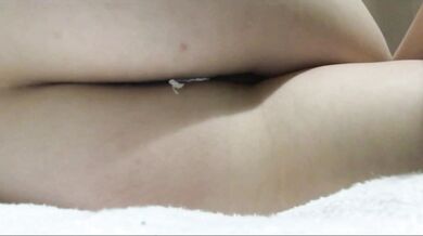 Дрочу без рук с тампоном внутри во время месячных, сильный оргазм крупным планом