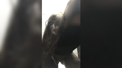 Девушка писает в общественном туалете и показывает прокладку на 6-й день месячных