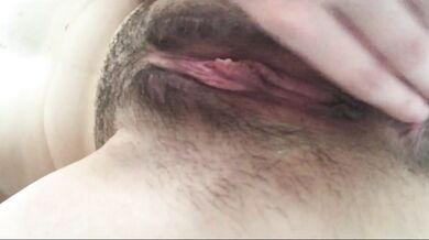 Самая мокрая писька, волосатая пизда сильно течет после оргазма в овуляцию