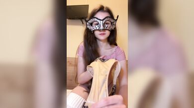 Обзор на кружевные Грязные трусики. Девушка надевает трусы с выделениями из письки