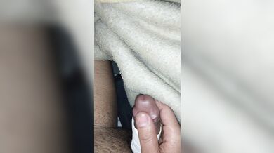 Debaixo do cobertor no frio e vibrador pra deixa a piroca de boa