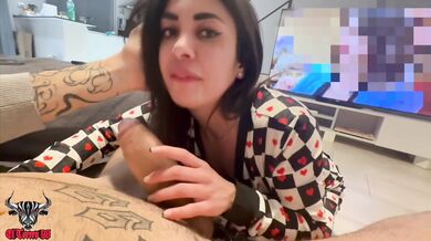 STUDENTESSA mi succhia il CAZZONE e mi fa sborrare sulla faccia