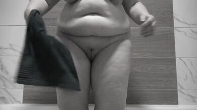 I shave my pussy, pee and wash in the shower