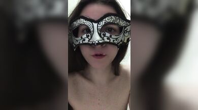 С матом! Русская Госпожа ссыт в чашку и заставляет тебя пить ее мочу, вылизывай мою немытую пизду!