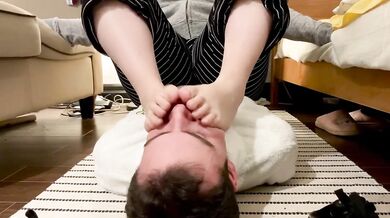 Girlfriend rubs her smelly feet on my face