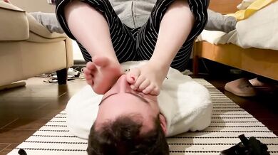 Girlfriend rubs her smelly feet on my face