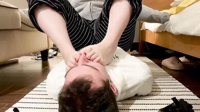 Girlfriend rubs her smelly feet on my face