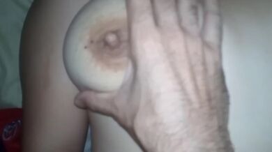 masajeando y apretando grandes tetas naturales, sus pezones se ponen muy duros