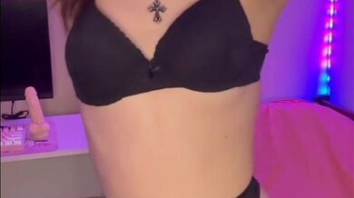 Estudiante sexy aprieta sus tetas y quiere relajarse después de estudiar