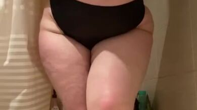 Толстушка с мохнатой пиздой Ирина Природа раздевается и мастурбирует в душе