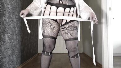 A mature fat MILF with big saggy boobs offers to lick her hairy pussy. (Brittany Bardot, Kendra Lust)