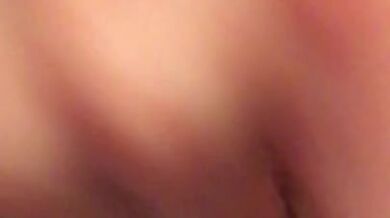 Отчим кончил в меня, а я продолжаю тихо дрочить свою пизду со спермой